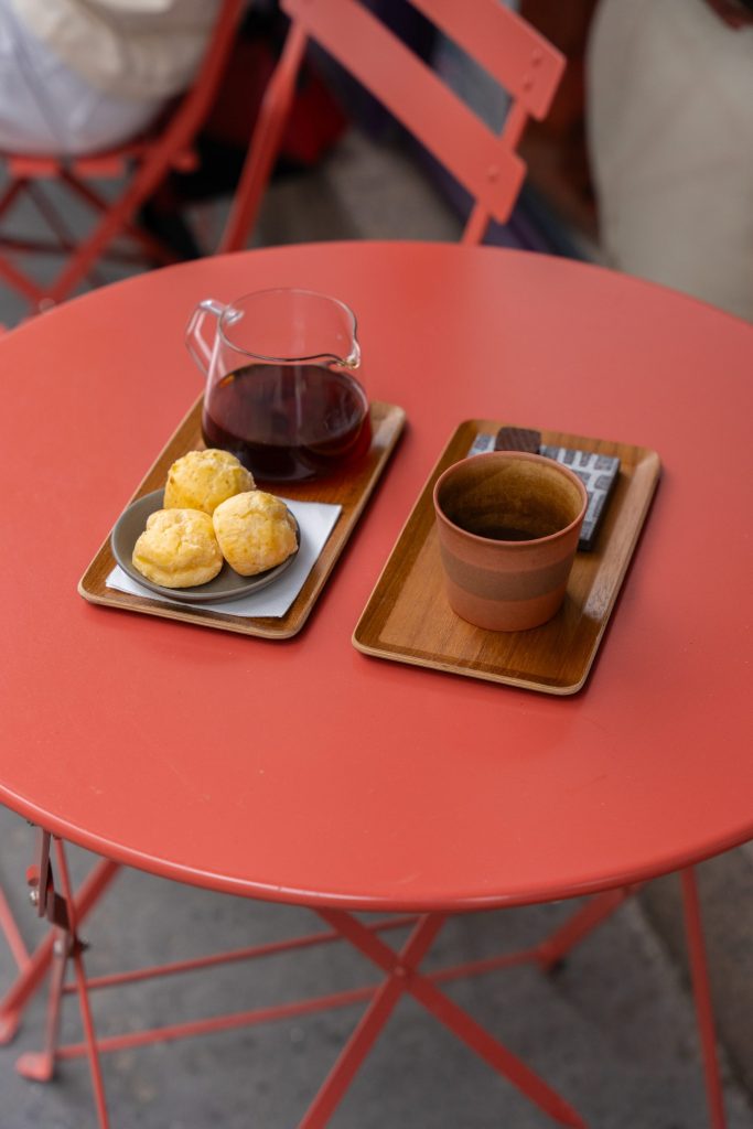 Thé et pâtisseries sur table