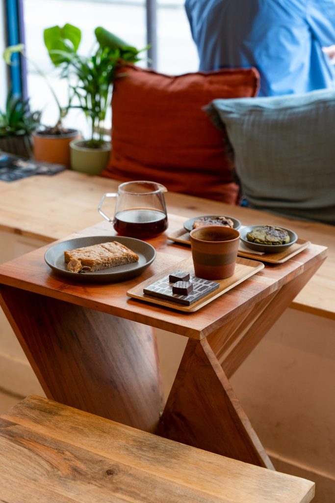 Assiette et boissons sur table