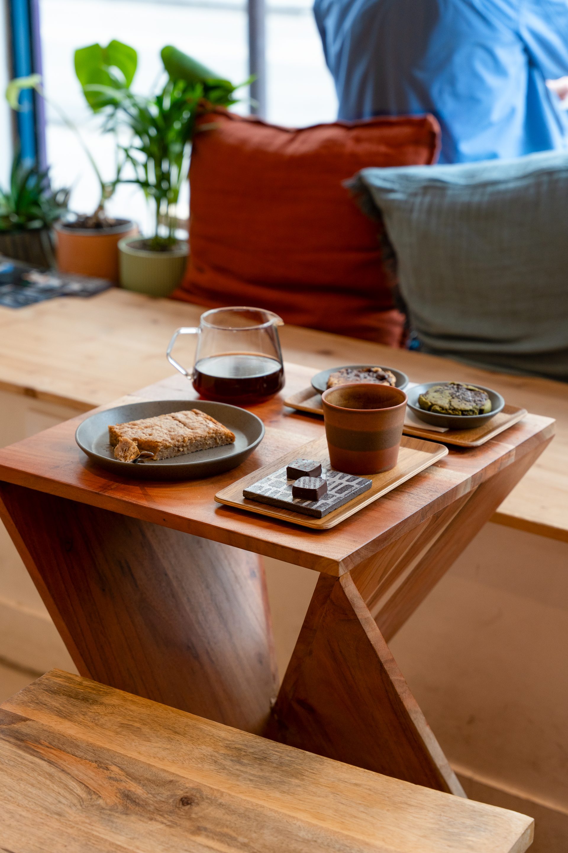 Assiette et boissons sur table