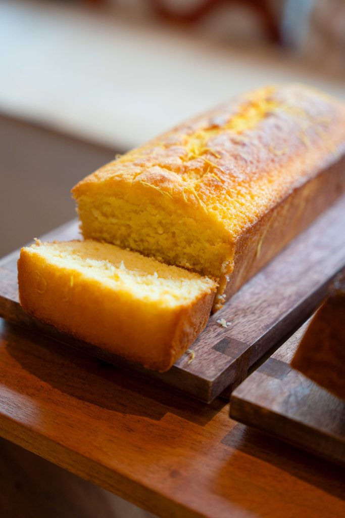 Pain moelleux tranché sur planche