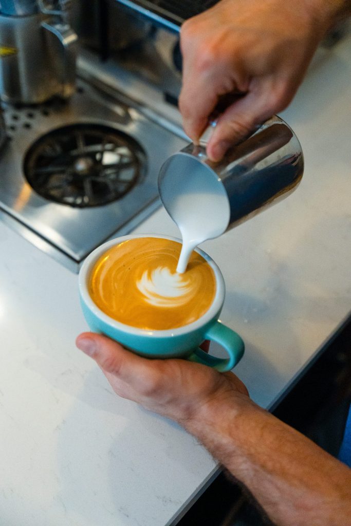 Verse de lait dans café