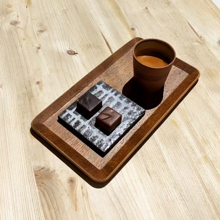 Chocolats et tasse sur plateau