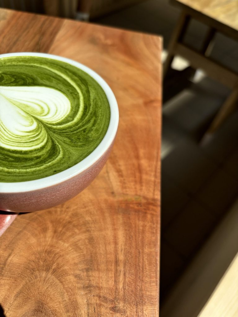 Tasse de matcha sur bois