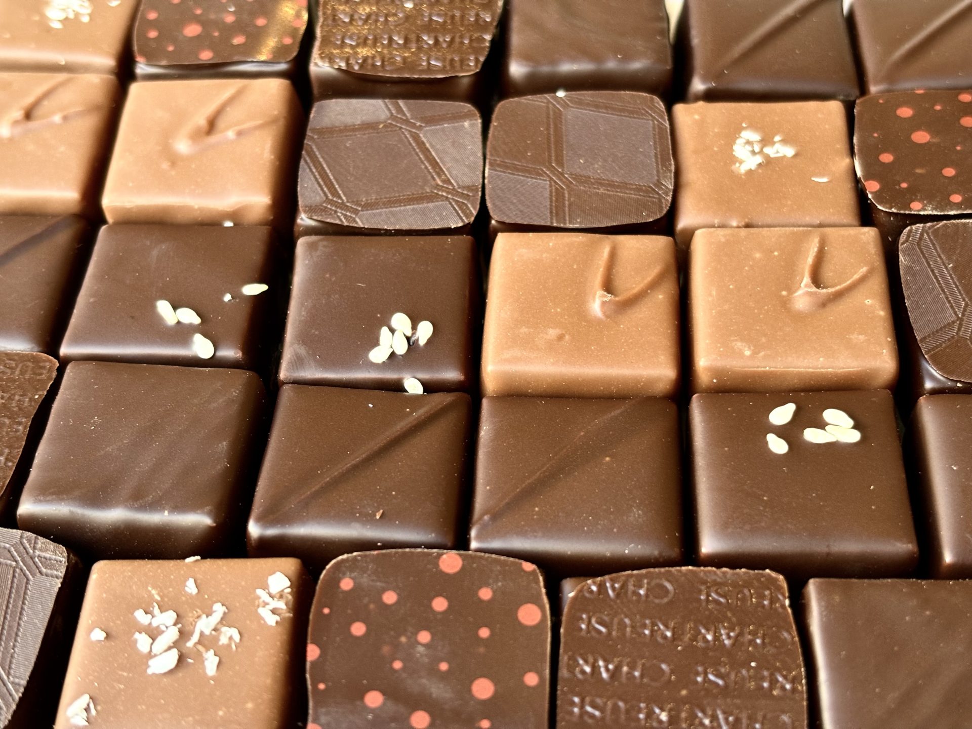 Chocolats variés en motifs différents