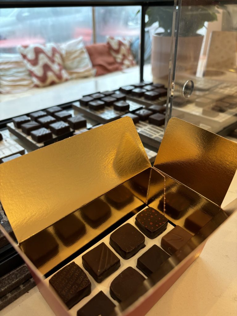 Boîte de chocolats en or