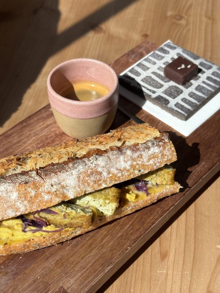 Sandwich avec café et chocolat