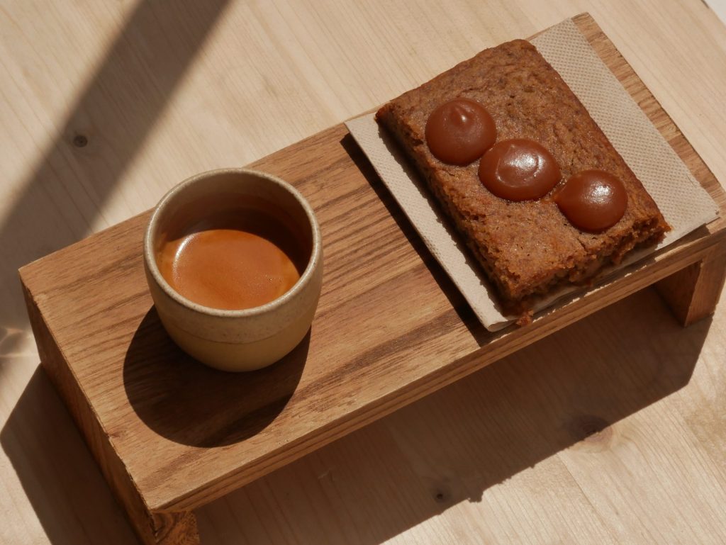 Tasse de café et gâteau