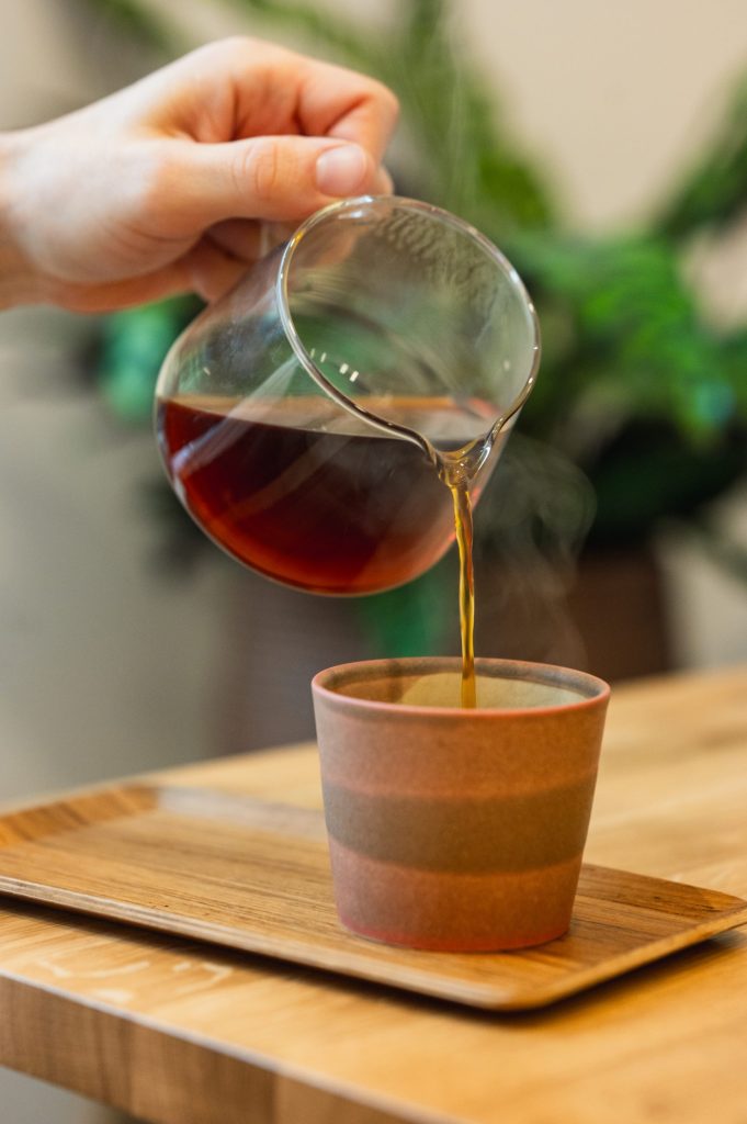 Versement de thé chaud